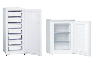 検食用のタテ型冷凍ストッカーと、ヨコ型の冷凍ストッカーが並んでいるイメージです。